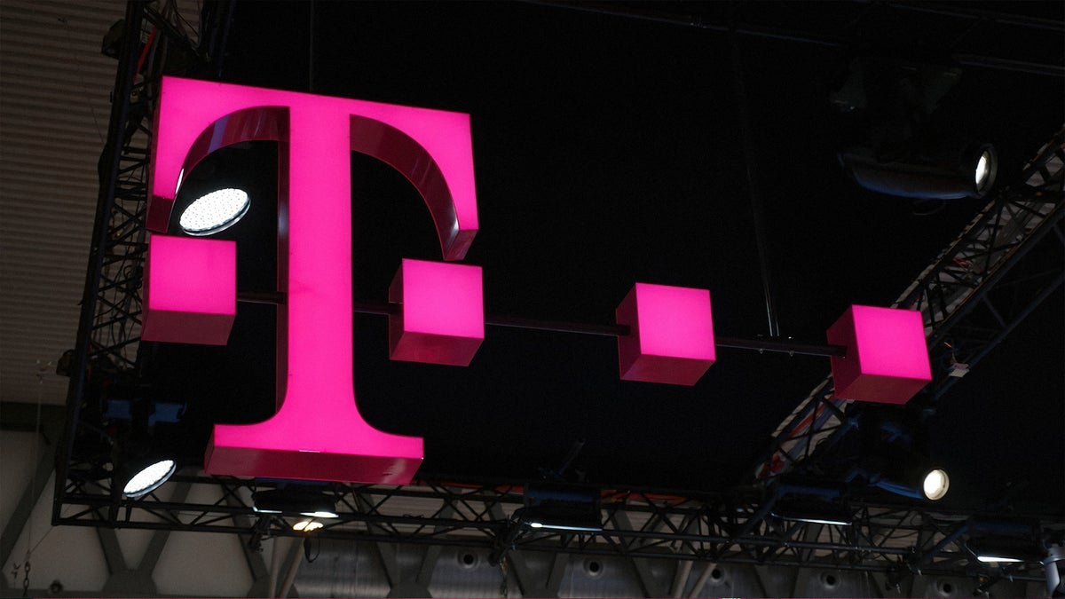 T-Mobile müşterileri, dakikalar alması gereken bir şey yapmaya çalışarak saatler geçiriyorlar